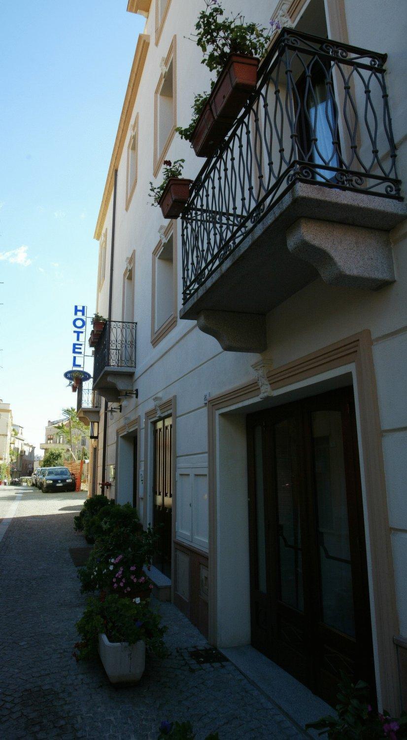 Hotel Cavour Olbia Exterior foto